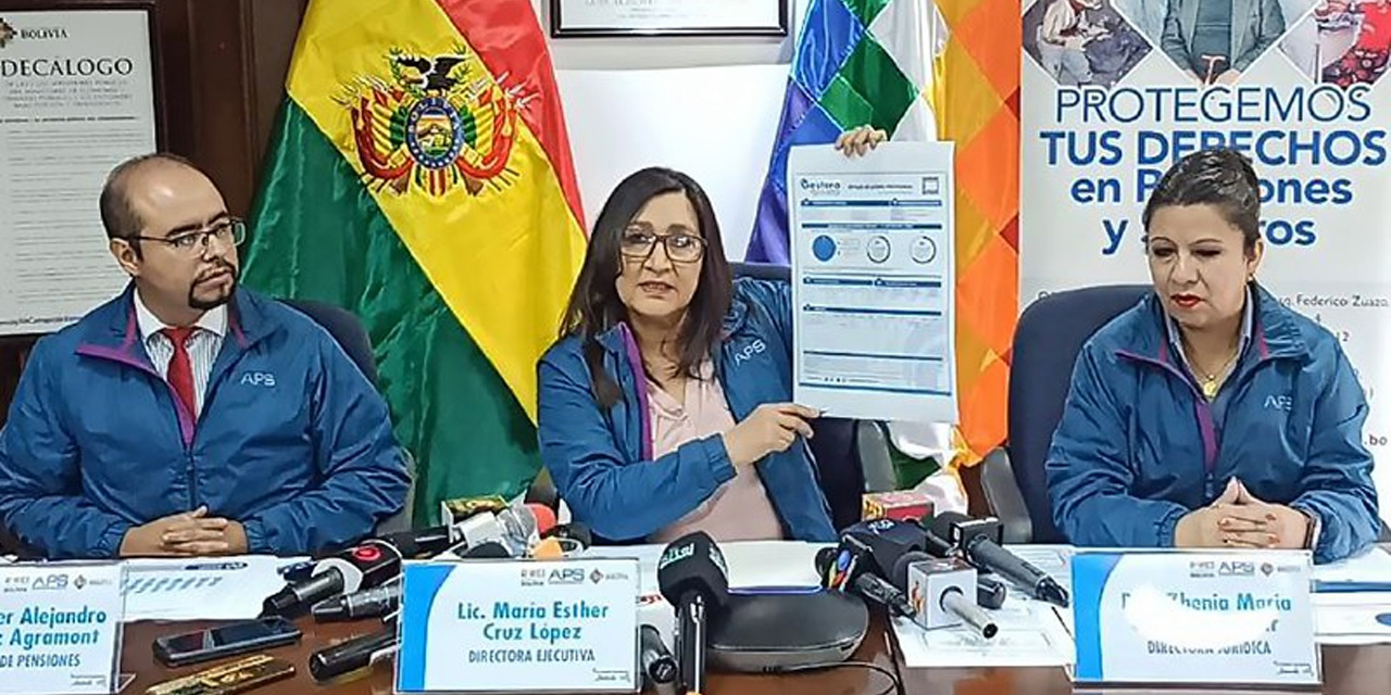 La directora ejecutiva de la APS, María Cruz (centro), en conferencia de prensa. Foto: APS