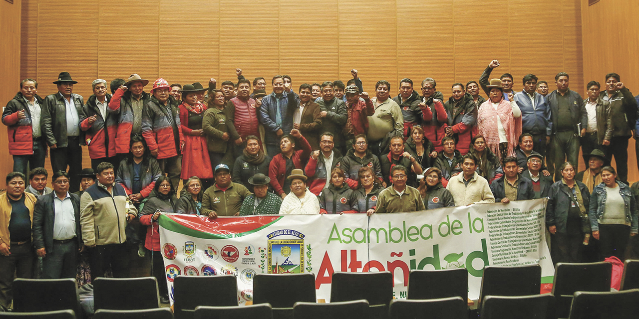 El presidente Luis Arce, en reunión con la Asamblea de la Alteñidad . | Foto: Comunicación Presidencial