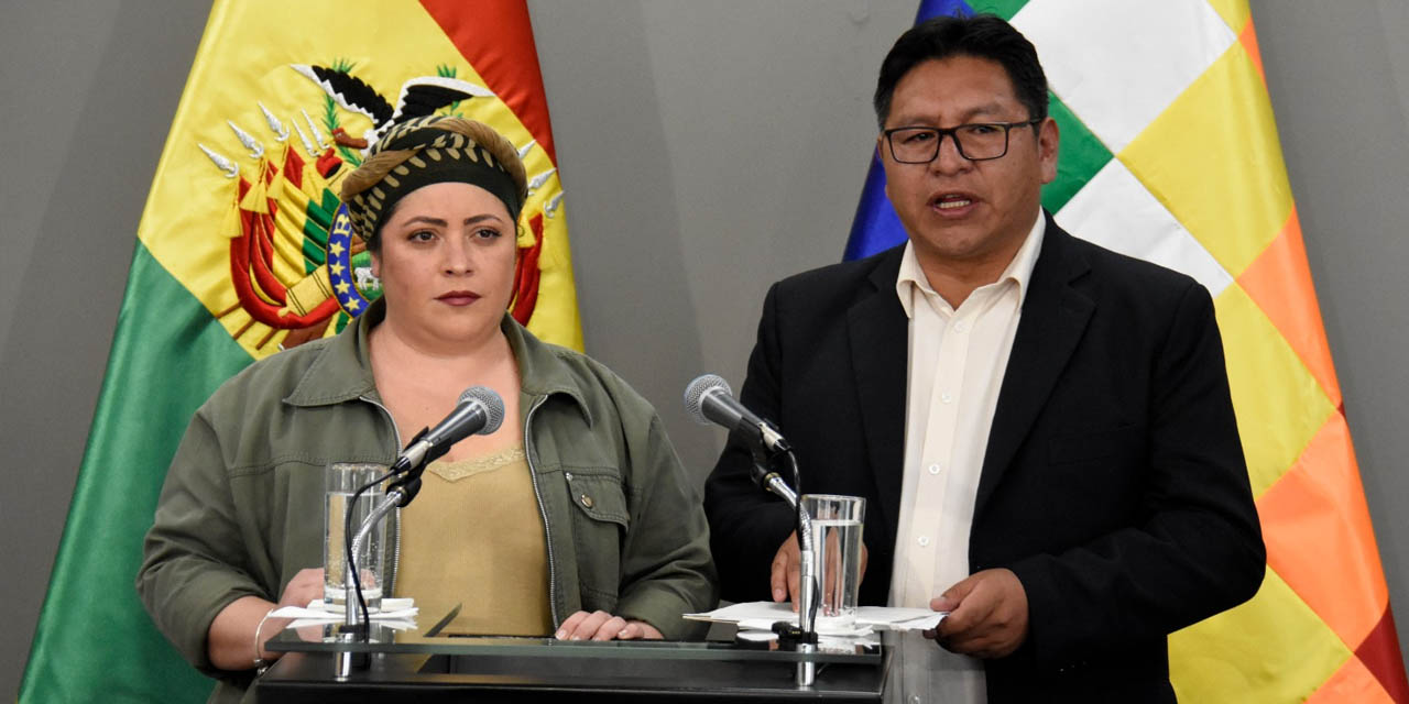 La ministra de la Presidencia, María Nela Prada, junto al vicecanciller Freddy Mamani, en conferencia de prensa en la Casa Grande del Pueblo.  | Foto: Gonzalo Jallasi