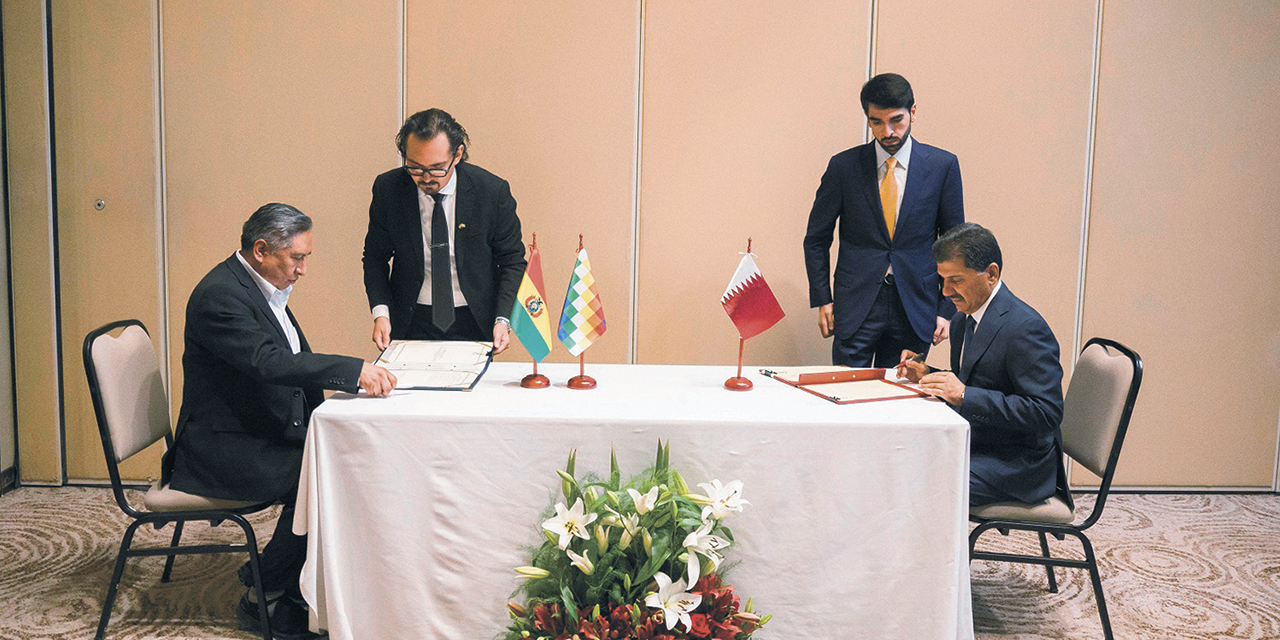 Autoridades de Bolivia y Qatar suscriben el memorándum de entendimiento. | Foto: MRE