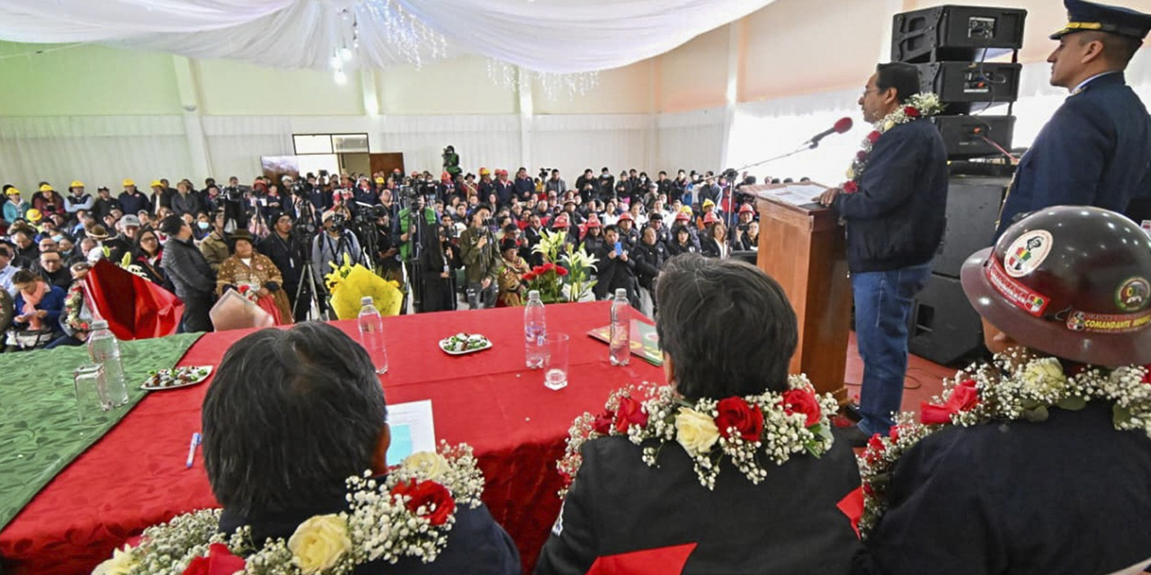 Acto de aniversario de la COD con la presencia del mandatario Arce y el vicepresidente Choquehuanca.