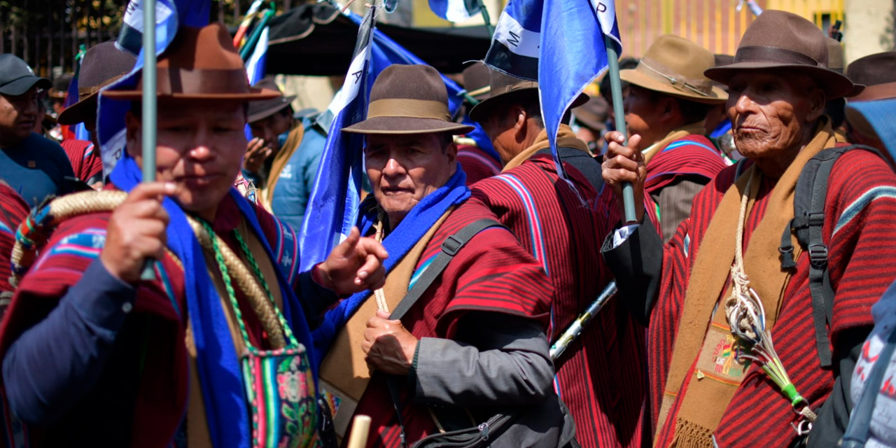 Grupo de campesinos en el Cabildo de El Alto