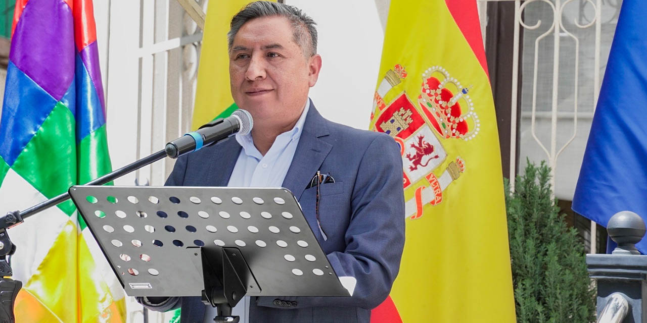 El ministro de Relaciones Exteriores, Rogelio Mayta, en conmemoración del Día Nacional de España. | Foto: MRE