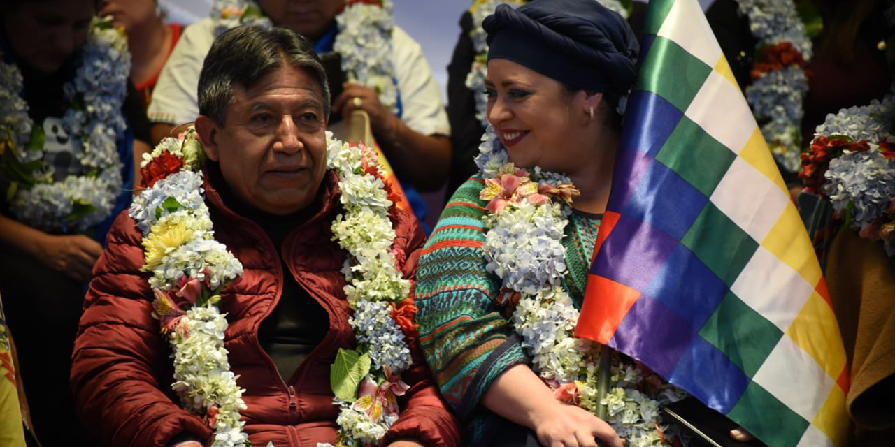 El vicepresidente David Choquehuanca y la ministra María Nela Prada, en el acto de conmemoración por el Día de la Mujer Boliviana. | Foto: Gustavo Ticona