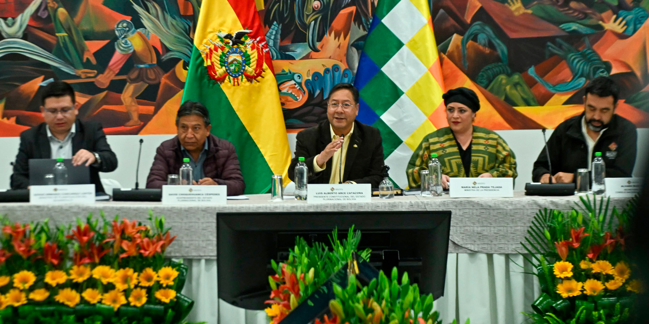 El presidente Luis Arce lidera la XIV sesión del Consejo Nacional de Autonomías.