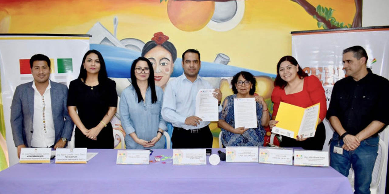 Firma del convenio entre el TSE y la Casa de la Mujer, en Santa Cruz. | Foto: RRSS