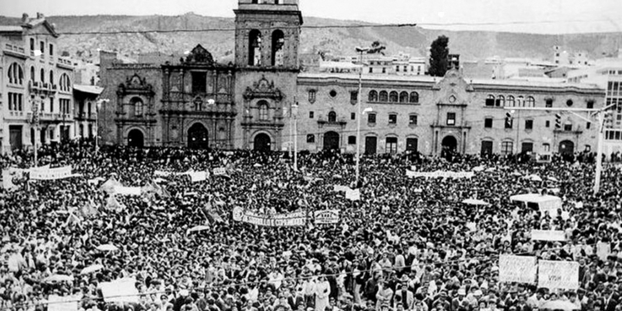 10 de octubre de 1982: las organizaciones que lucharon por la democracia se concentraron en la plaza San Francisco para la celebración. | Foto: Archivo 