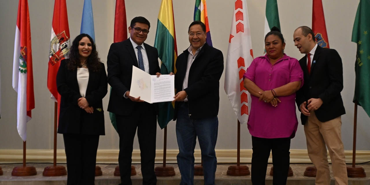 Lucho entrega a la FAM su personería jurídica, al presidente de la FAM, Enrique Leaño. | Foto: Comunicación Presidencial