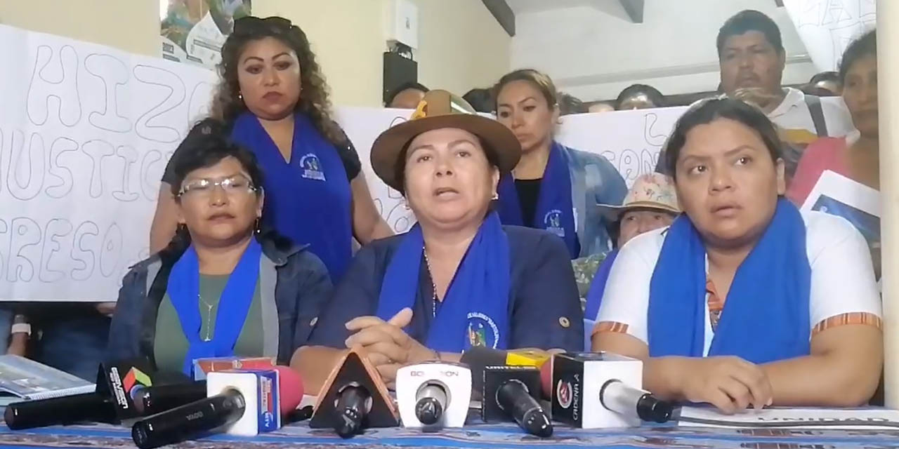 La dirigencia departamental de las ‘Bartolinas’ de Santa Cruz en conferencia de prensa. | Foto: Bolivia Tv