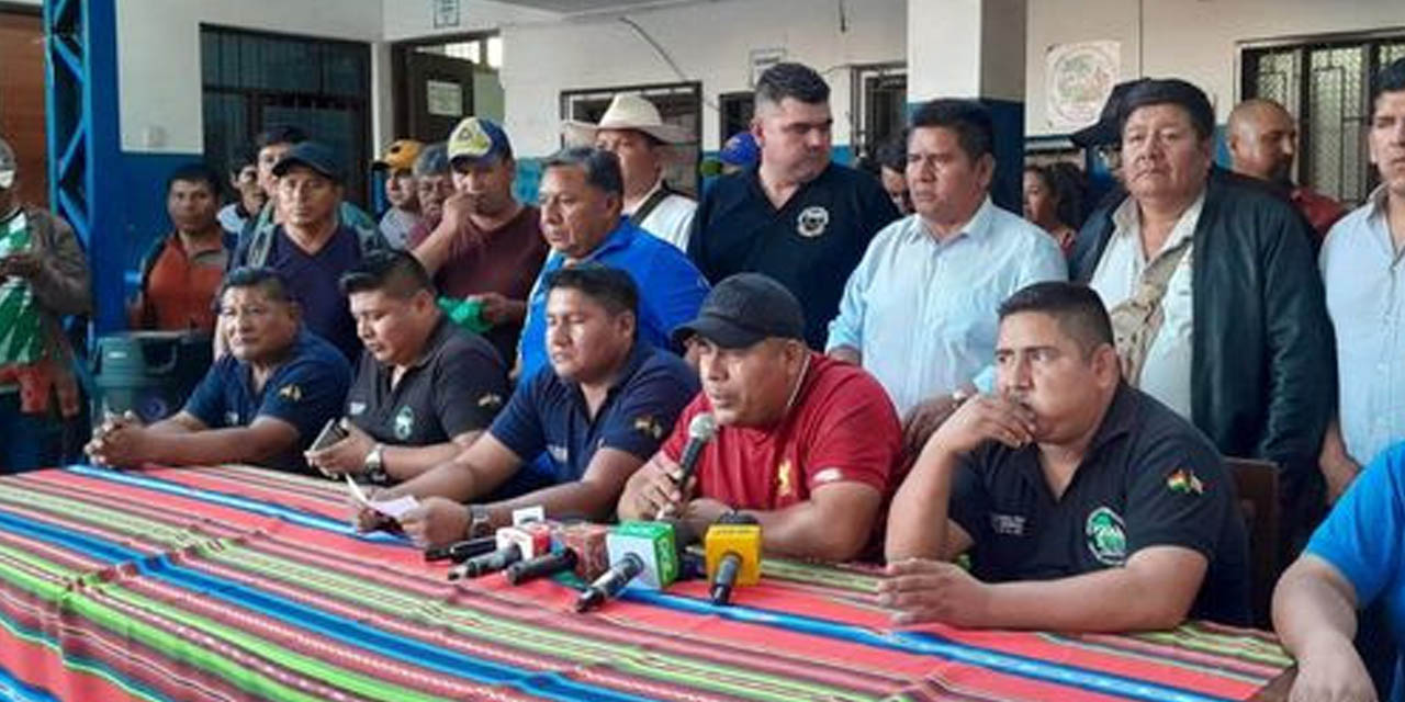 La Federación Sindical de Comunidades Interculturales Productores Agropecuarios de Santa Cruz en conferencia de prensa. | Foto: RRSS