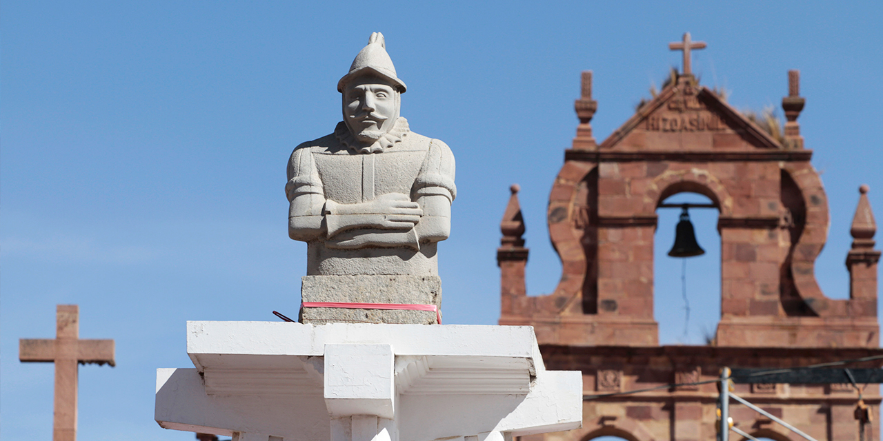 Laja con el busto de su fundador y la antigua iglesia.