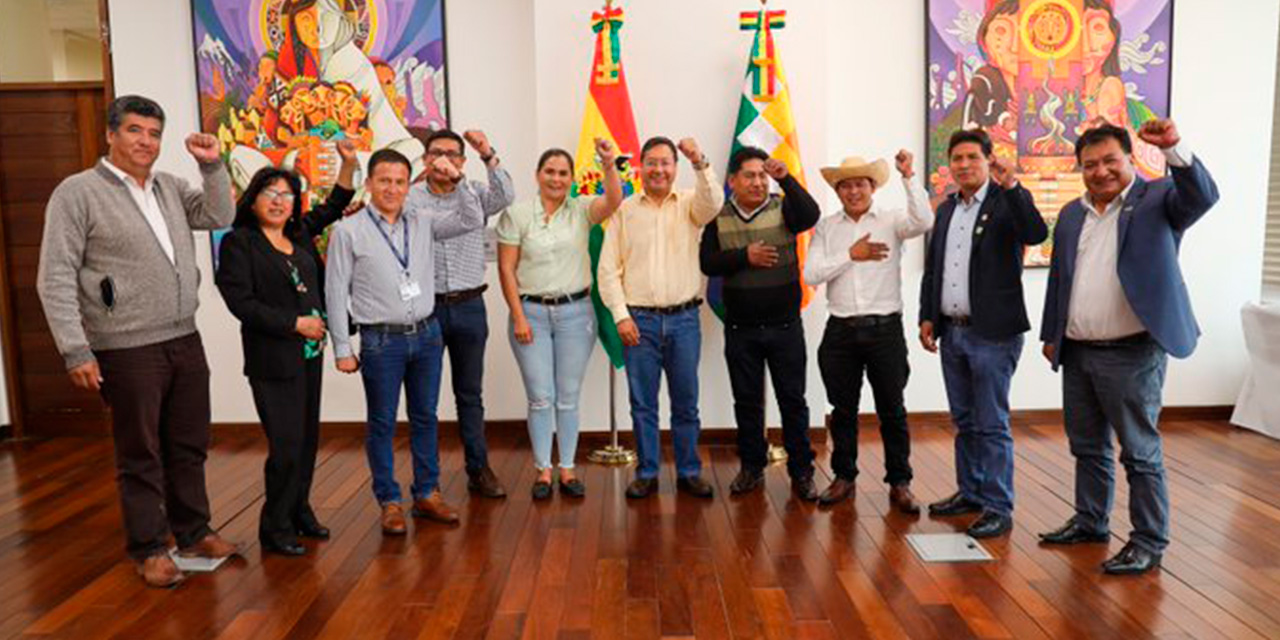 El Jefe de Estado con integrantes de la FAM-Bolivia. Foto:  Lucho Arce