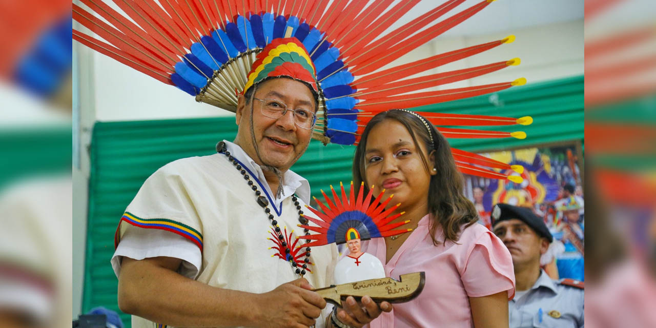 El presidente Luis Arce en Trinidad, Beni, en el aniversario de Amdebeni, recibe un reconocimiento.  | Foto: Comunicación Presidencial