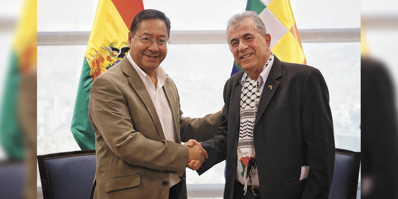 El primer mandatario Luis Arce junto  al embajador de Palestina Mahmoud Elalwani. | Foto: LuchoXBolivia