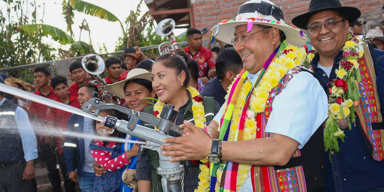 El presidente Luis Arce entrega un moderno sistemas de agua subterránea en Capinota, Cochabamba. Foto archivo: Comunicación Presidencial