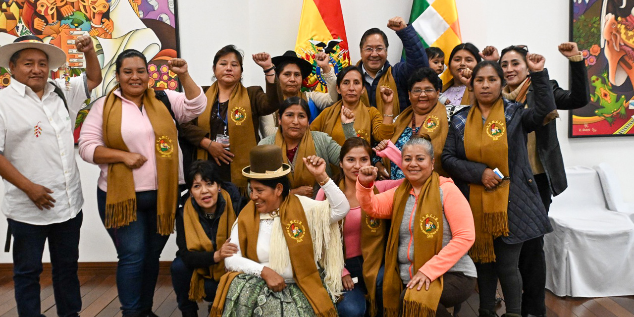 El presidente Luis Arce junto a integrantes de la Confederación Sindical de Mujeres de Comunidades Interculturales de Bolivia en la Casa Grande del Pueblo. Foto: Facebook Lucho Arce