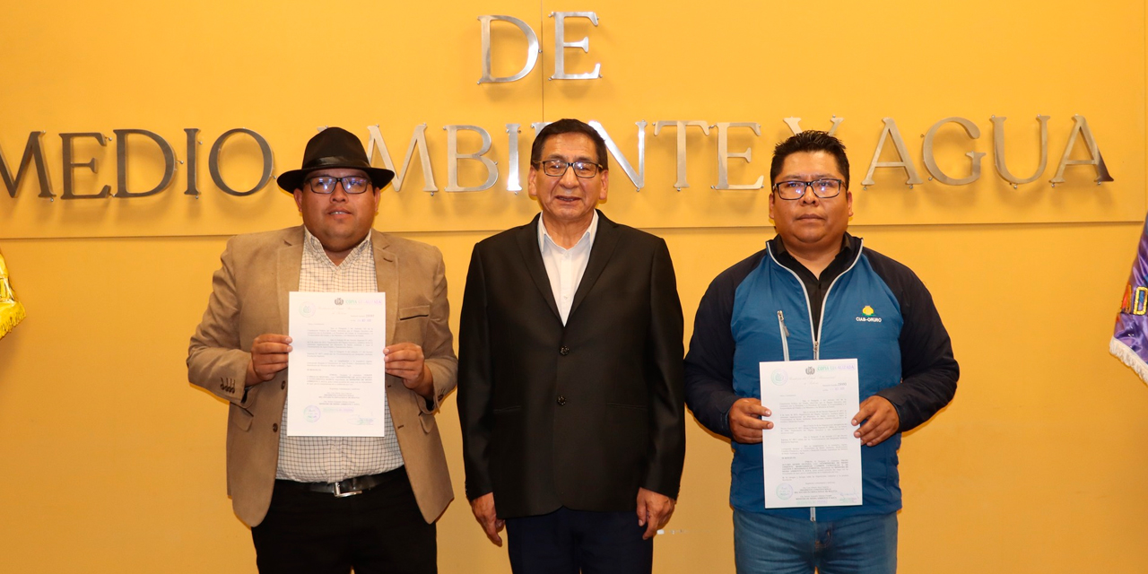 El ministro Rubén Méndez (centro) junto a los nuevos viceministros Yerson Carballo (izquierda) y Franz Quispe (derecha). Foto: MMAyA