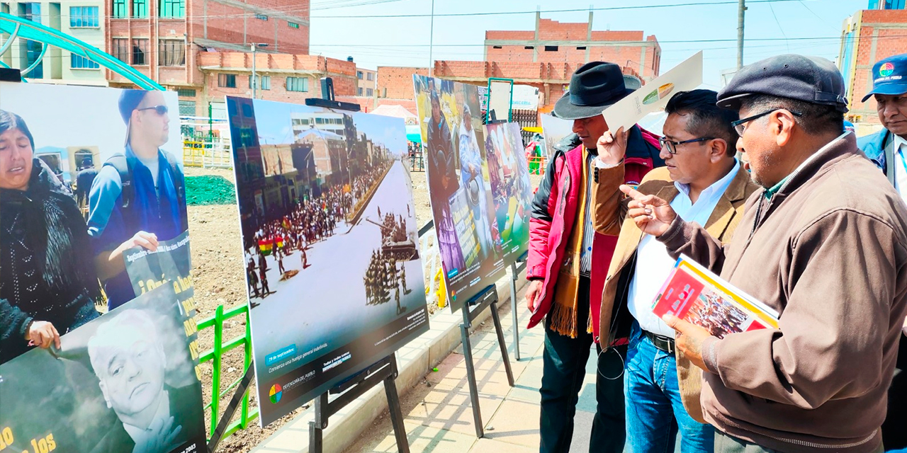 El defensor del pueblo, Pedro Callisaya, en el acto de homenaje y exposición fotográfica: 'Preservando la memoria histórica, a 20 años de los sucesos de Octubre Negro 2003'. |Foto: Defensoría del Pueblo