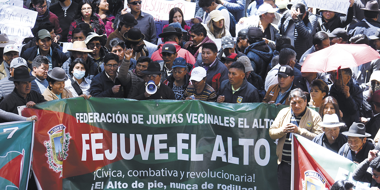 Protesta de los vecinos de El Alto, por el bloqueo económico en la Asamblea. | Foto: Gonzalo Jallasi