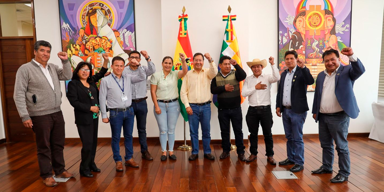 El presidente Luis Arce con directivos de la FAM-Bolivia. Foto tomada de la cuenta del presidente Luis Arce