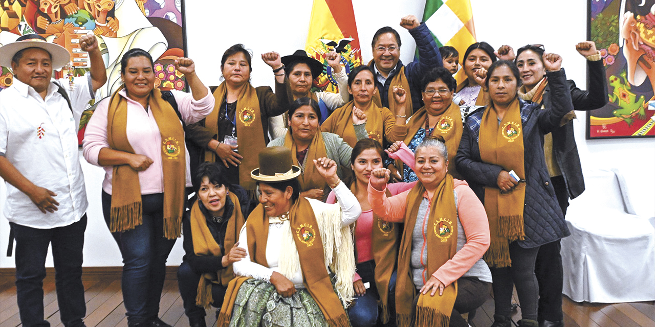 El presidente Luis Arce junto a las mujeres interculturales.