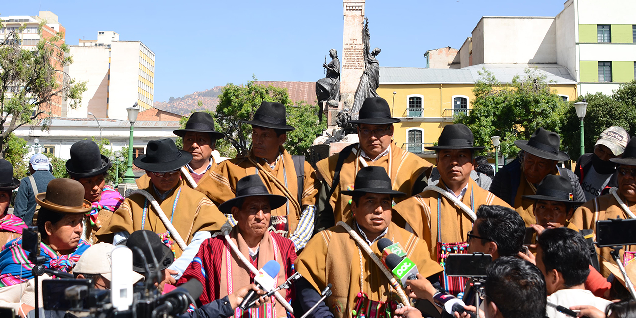 Ejecutivos de la provincia Loayza en conferencia de prensa.