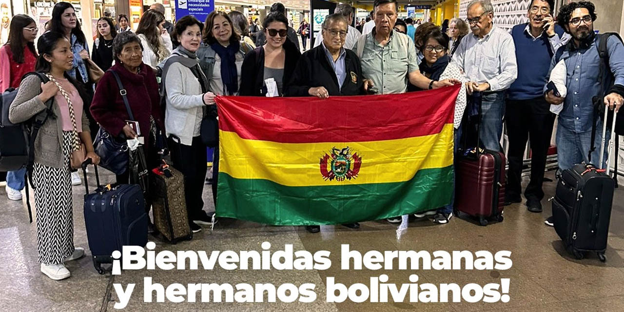 Un grupo de repatriados desde Israel muestra la tricolor boliviana. | Foto: MRE