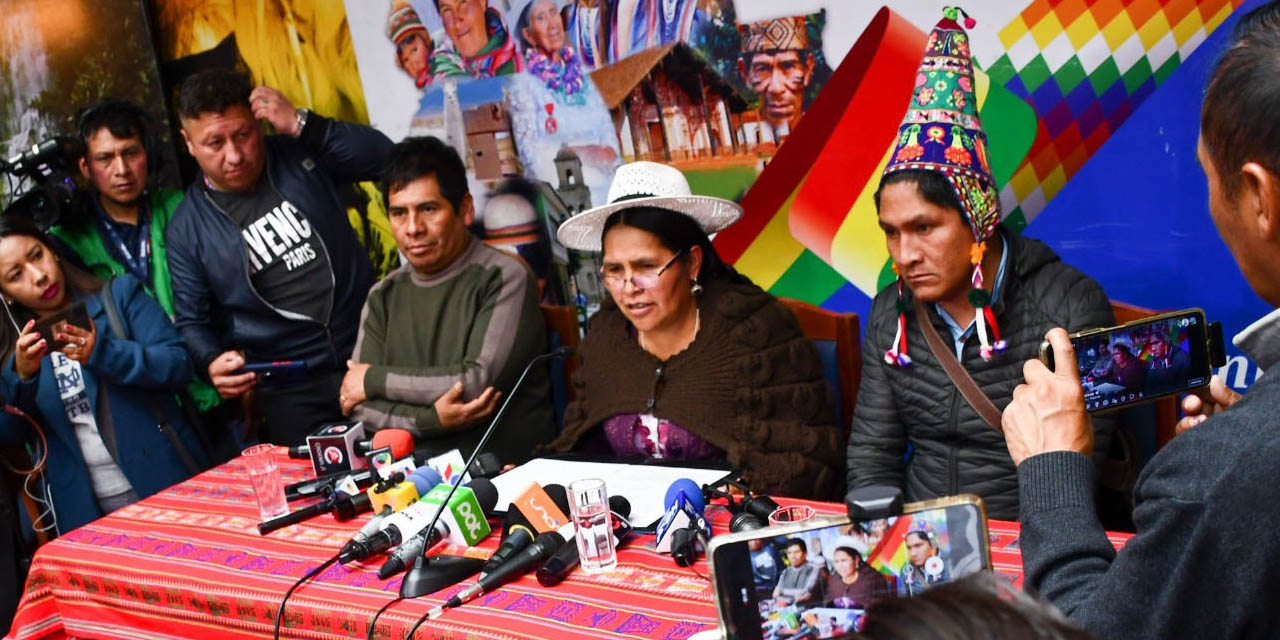 La ministra de Culturas, Sabina Orellana, en conferencia de prensa para denunciar la violencia en el congreso de Lauca Ñ. | Foto: Min. Culturas