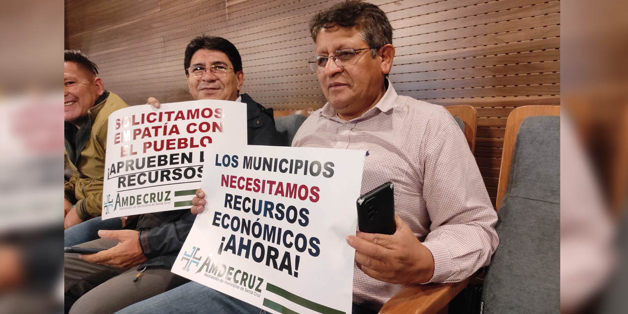 Alcaldes en vigilia en la Asamblea Legislativa. | Foto: Gonzalo Jallasi