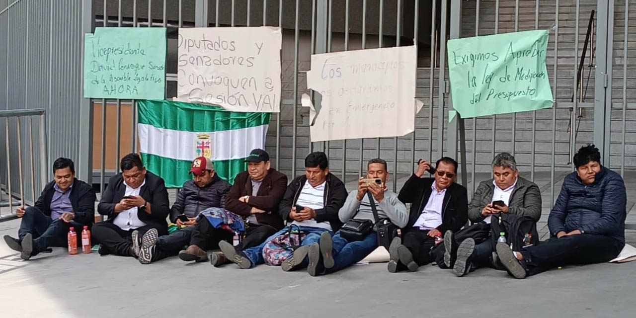 Alcaldes de la Asociación de Municipios de Santa Cruz, en vigilia. | Foto: Ahora El Pueblo