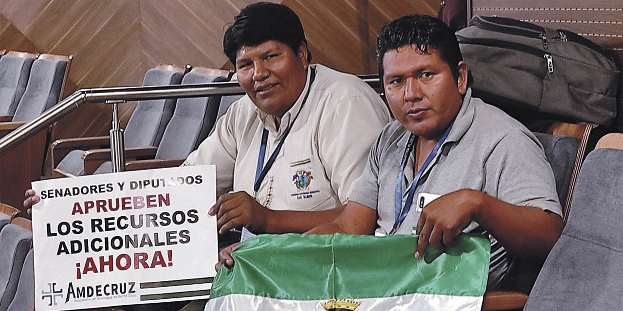 Alcaldes afiliados a Amdecruz, presentes en el pleno de la Asamblea Legislativa Plurinacional. | Foto: Amdecruz