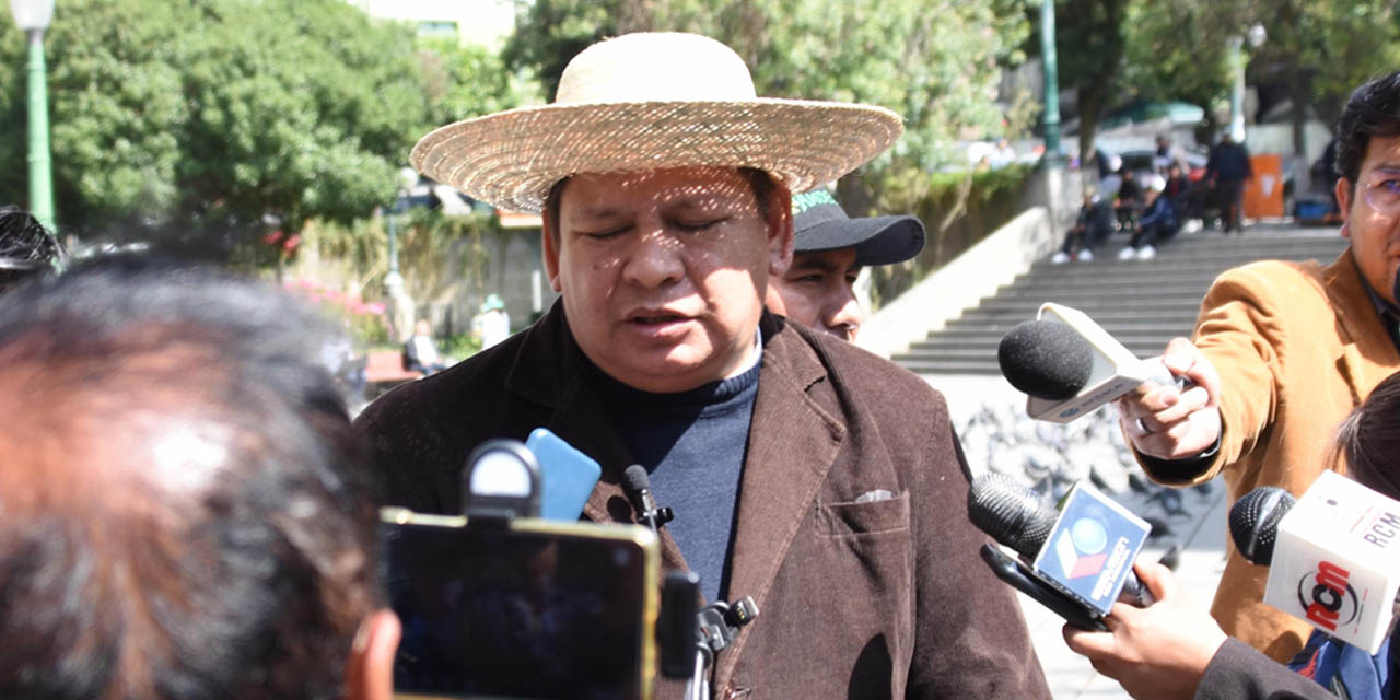 El vicepresidente de la Amdecruz, Pedro Damián Dorado, en rueda de prensa.