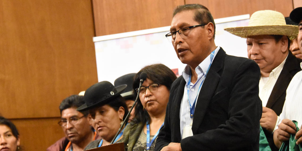 El secretario ejecutivo de la CEUB, Freddy Mendoza, en conferencia de prensa. | Foto: Josué Cortez