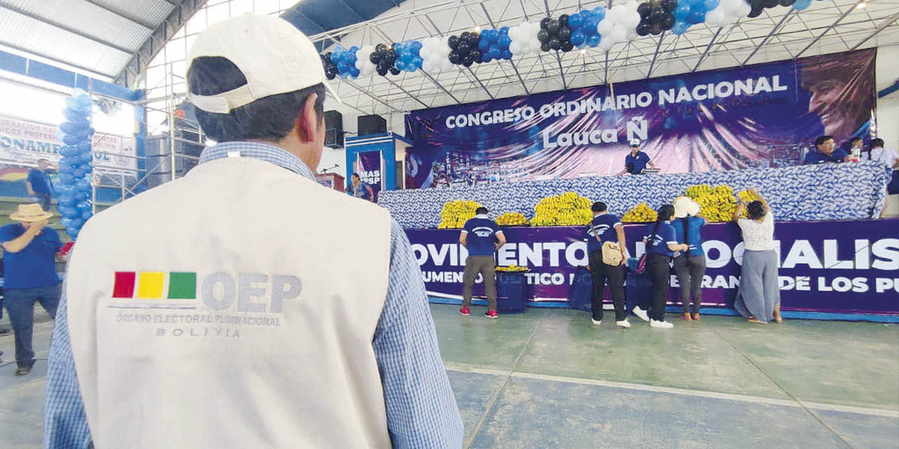 Observador electoral en la reunión de Lauca Ñ, Cochabamba. | Foto: TSE