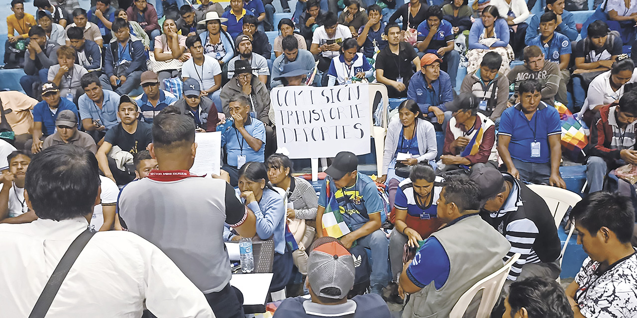 El reciente congreso en el Chapare, donde se vuelve a nombrar a Evo como ejecutivo cocalero. | Foto: Archivo