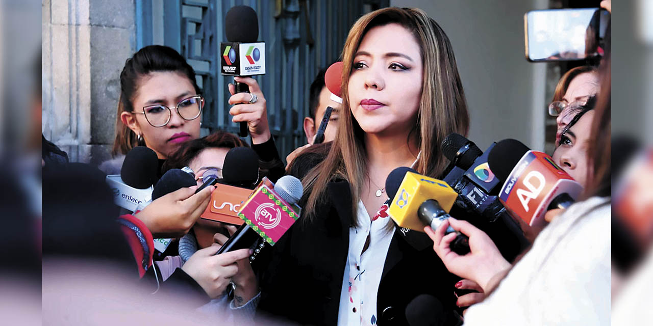 La viceministra de Comunicación, Gabriela Alcón, en una conferencia de prensa en La Paz. | Foto: Archivo