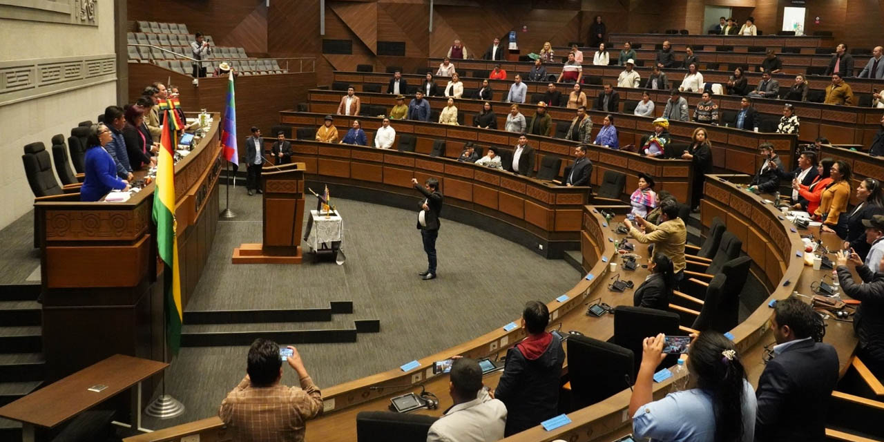 Israel Huaytari, del MAS, juró ayer como el nuevo presidente de la Cámara de Diputados. | Foto: Prensa Diputados