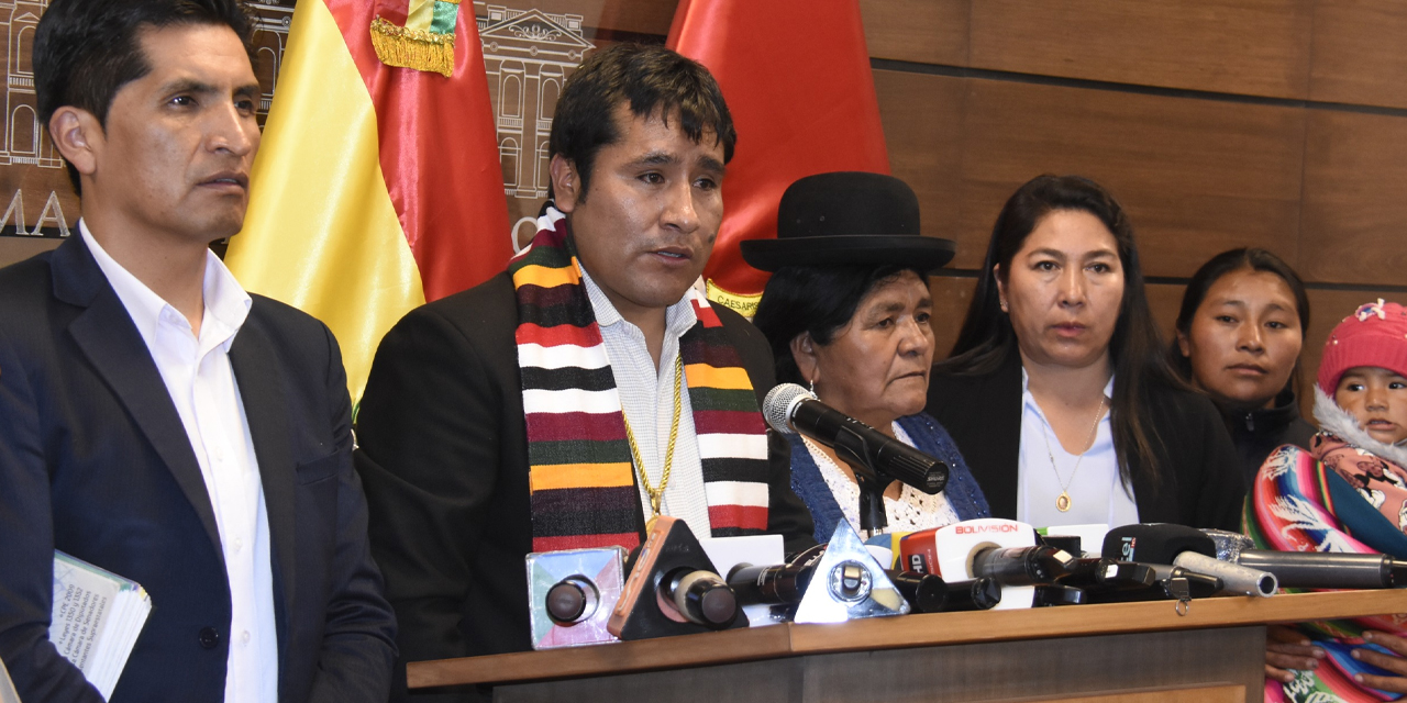 El presidente de la Cámara de Diputados, Israel Huaytari, en conferencia de prensa.