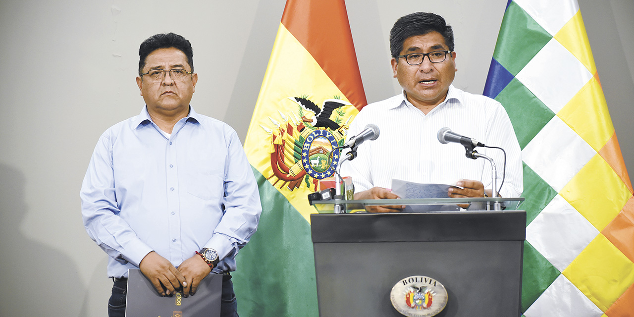 Los ministros Gonzales y Huanca en conferencia de prensa. | Foto: Gustavo Ticona