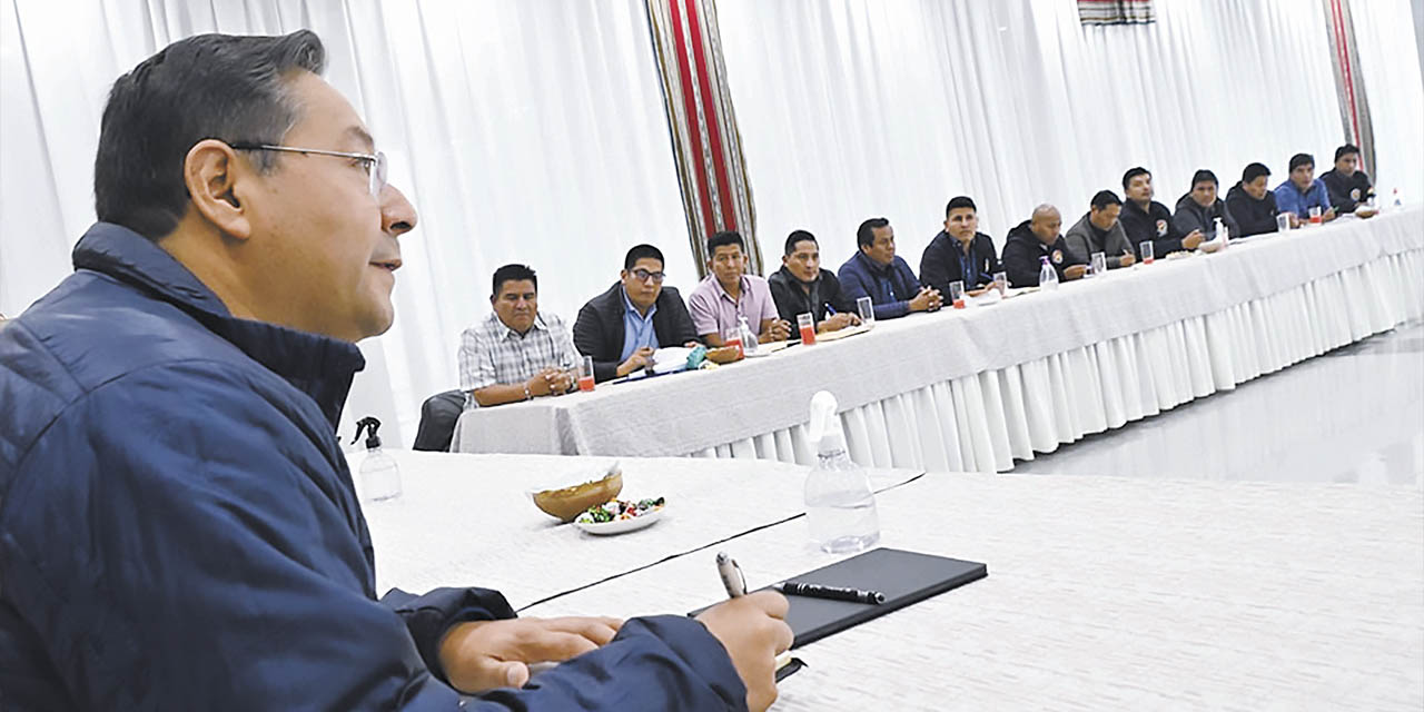 El presidente de Bolivia, Luis Arce Catacora, en una reunión con los Interculturales en la Casa Grande del Pueblo. | Foto: @LuchoXBolivia