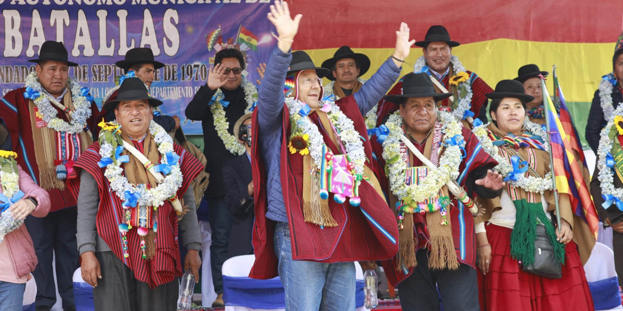 El presidente Luis Arce en el acto de aniversario en la comunidad de Peñas, municipio de  Batallas. | Foto: Presidencia