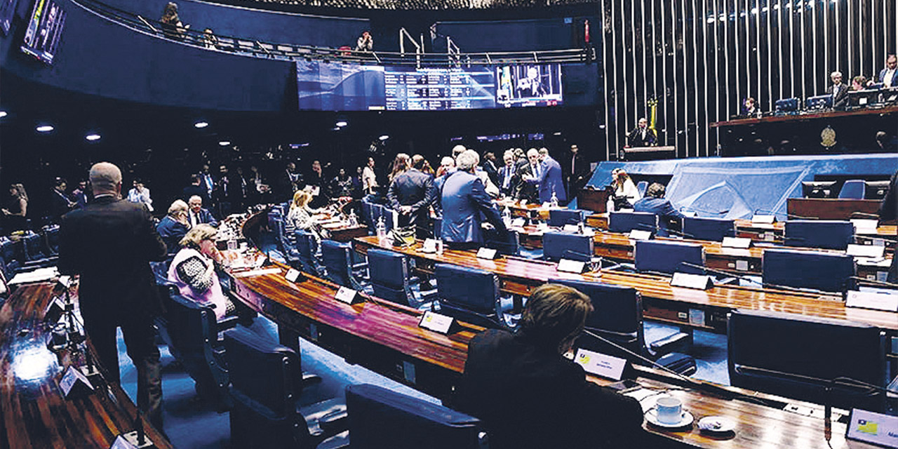 Senadores brasileños durante la sesión. | Foto: Senado de Brasil