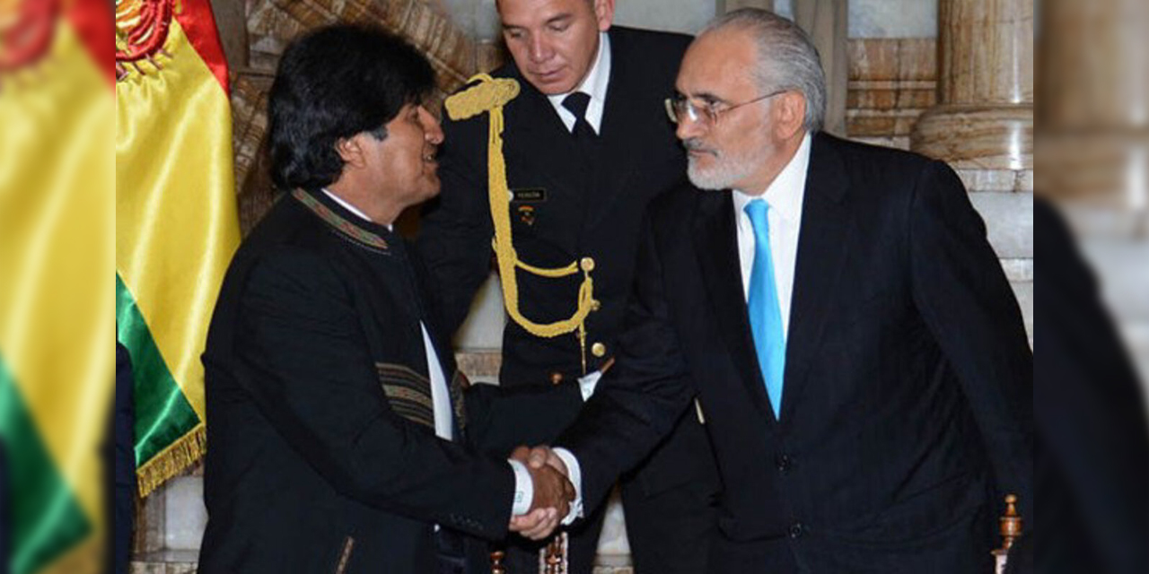 Evo Morales y Carlos Mesa. Foto: https://carlosdmesa.com/