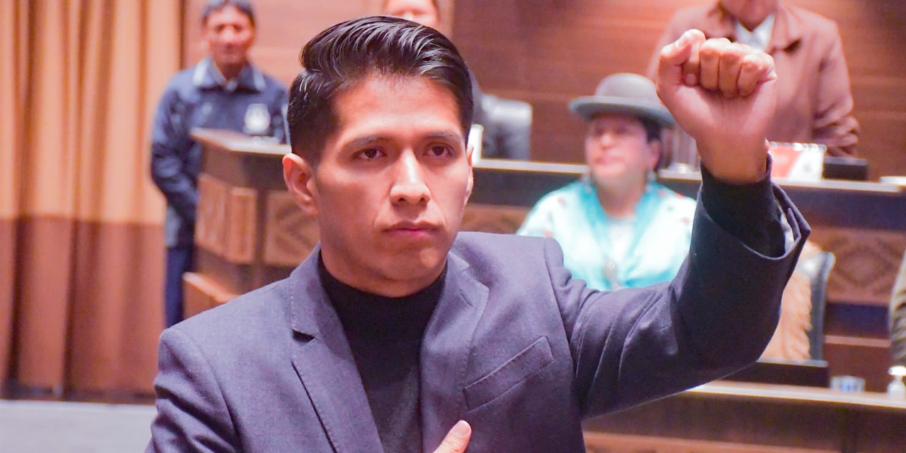 El reelecto presidente del Senado, Andrónico Rodríguez, con el apoyo de la oposición. Foto: Cámara de Senadores