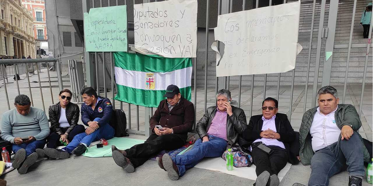 Los alcaldes y concejales de Santa Cruz en puertas de la Asamblea Legislativa Plurinacional en La Paz. Foto: Amdecruz