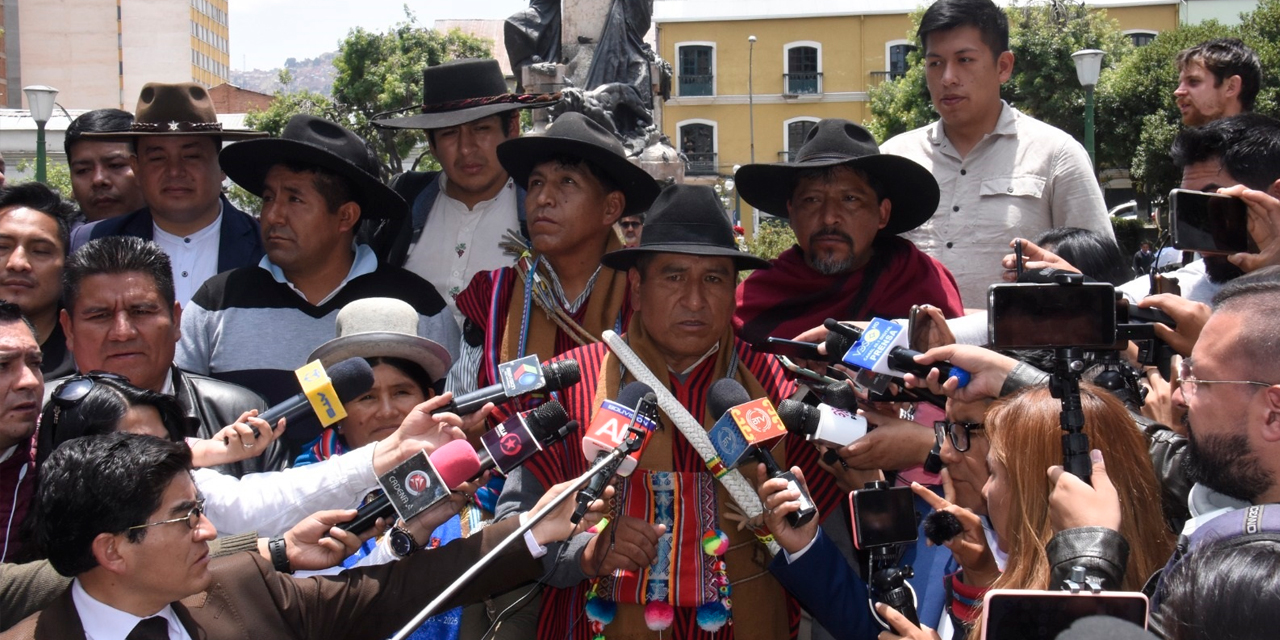 El ejecutivo de la Csutcb junto a dirigentes del Pacto de Unidad. Foto: Gonzalo Jallasi.