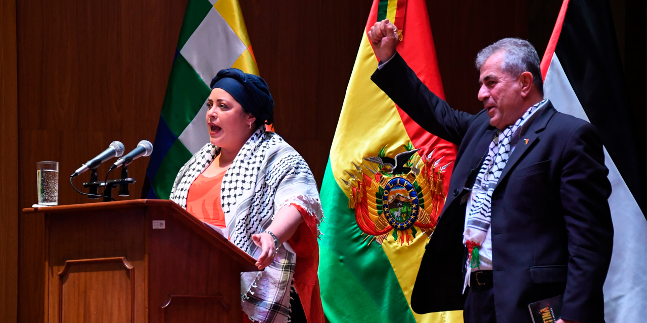 La ministra de la Presidencia, María Nela Prada, y el embajador de Palestina, Mahmoud Elalwani. Foto: Josué Cortez / ABI