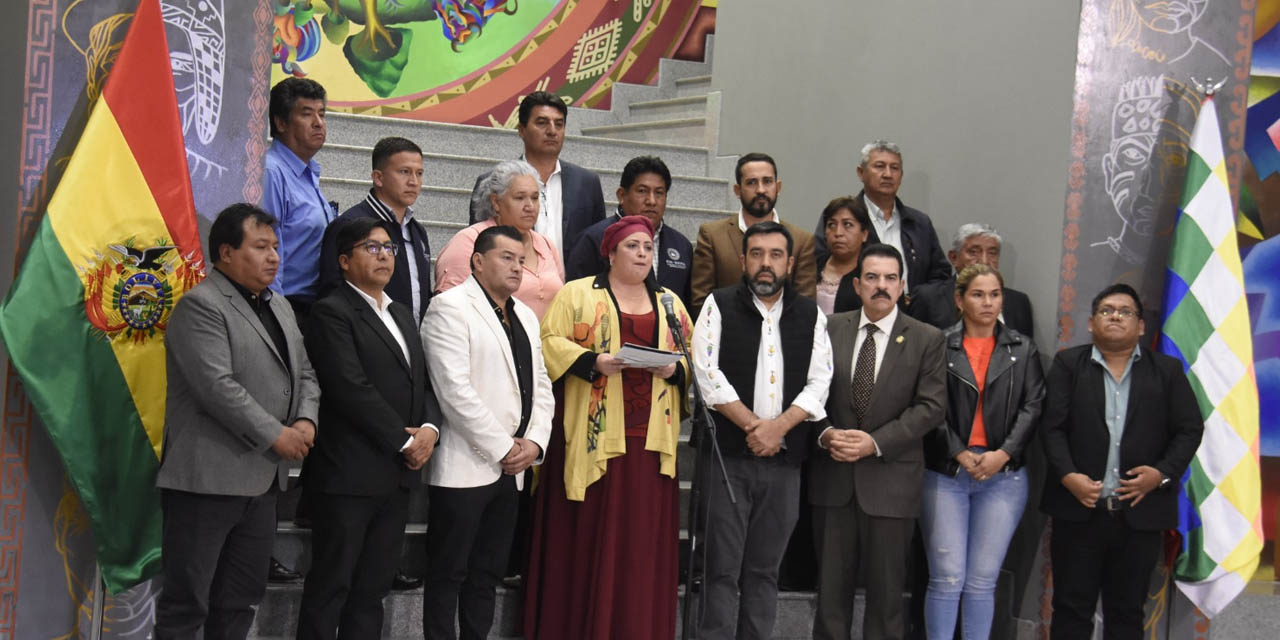 Conferencia de prensa en la Casa Grande del Pueblo, después de la reunión entre Ejecutivo y alcaldes de nueve ciudades capitales más El Alto. | Foto: Gonzalo Jallasi