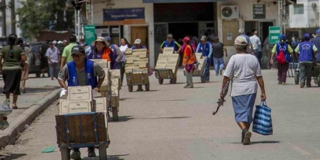 Traslado de productos en un punto fronterizo con Argentina. | Foto: El País Tarija