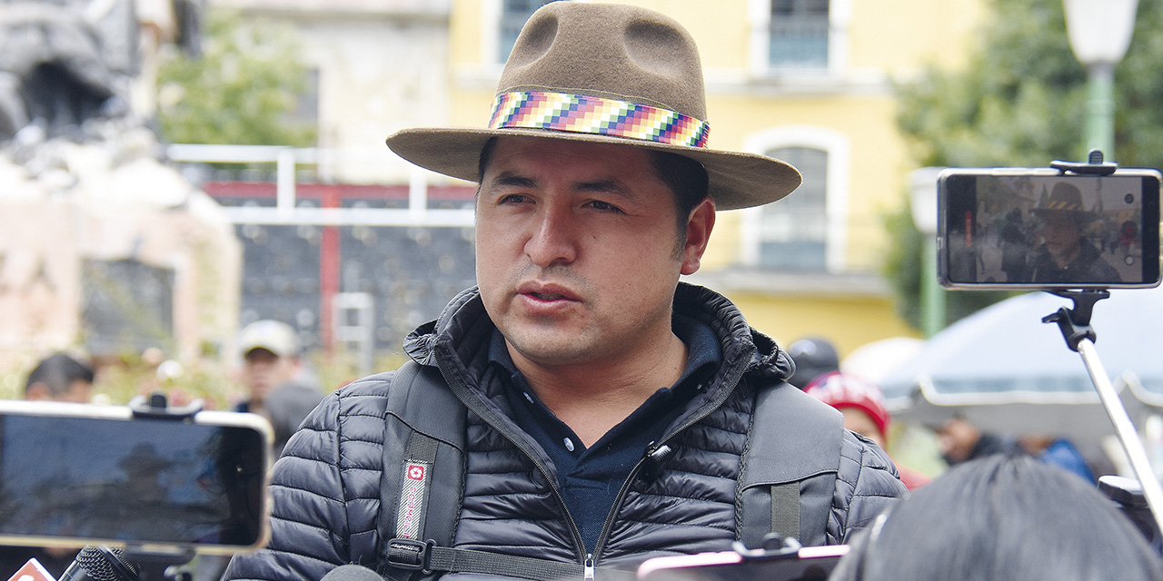 El secretario de Salud de la Confederación Sindical de Comunidades Interculturales Originarias de Bolivia (CSCIOB), Carlos Arrayasa, en ruda de prensa. 